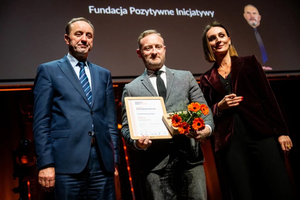 Zarząd Fundacji odbiera nagrodę Bursztynowego Mieczyka z rąk Pana Marszałka i Pani Wojewody.
#DostepnoscCyfrowa 