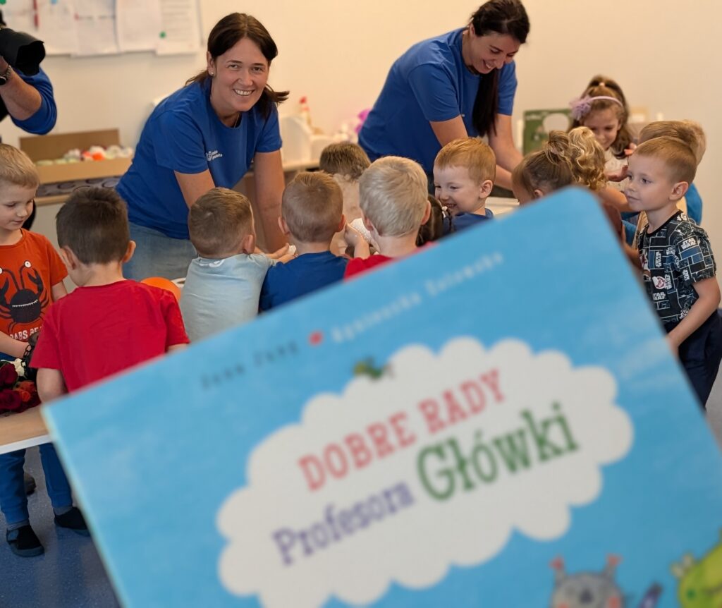 Grupa dzieci w sali dydaktycznej podziwia eksperymenty naukowe wykonywane przez instruktorów.
#DostepnoscCyfrowa