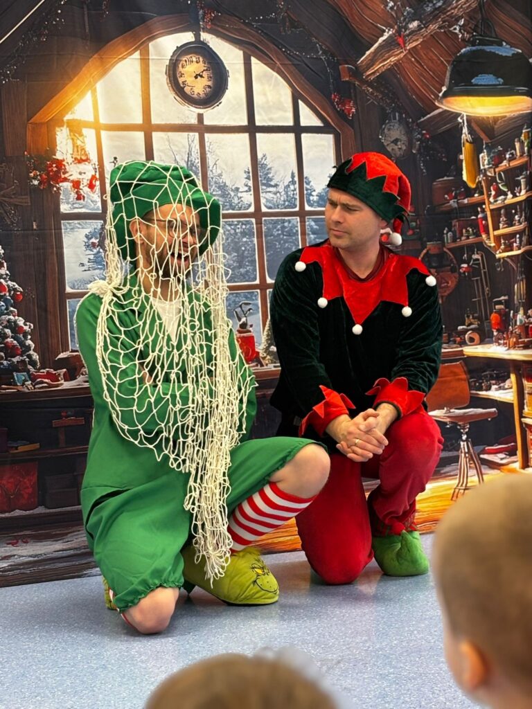 Grupa dzieci ogląda spektakl Akademii Małego Teatru.
#DostepnoscCyfrowa
